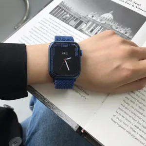 Blaues elastisches geflochtenes Uhrenarmband Detailaufnahme am Handgelenk getragen, flexibel.