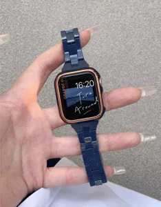 Blauwe hars horlogeband en roségouden kast voor Apple Watch, stilvol en mooi accessoire.