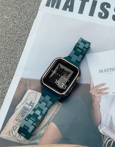 Donkergroene hars horlogeband en roségouden kast detail voor Apple Watch, stijlvol accessoire.