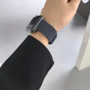 Detailansicht des grauen geflochtenen elastischen Uhrenarmbands am Handgelenk stilvoll.