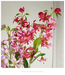 Gedetailleerd uitzicht op kunstmatige mini leliebloemtak met roze zijden bloemblaadjes.