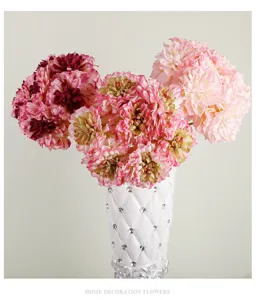 Vue détaillée de bouquet de fleurs artificielles dahlia dans un beau vase décoratif.