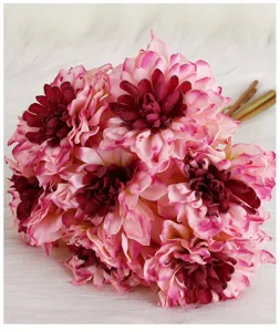 Vue détaillée d'un bouquet de dahlias artificiels, fleurs roses élégantes pour mariage et déco.