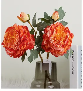 Gros plan détail bouquet de fleurs de pivoine en soie artificielle rétro vase verre gris déco.