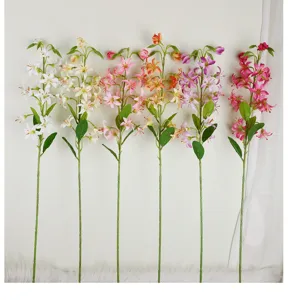 Gedetailleerd overzicht van gekleurde kunstmatige mini-lelie bloementakken interieur.