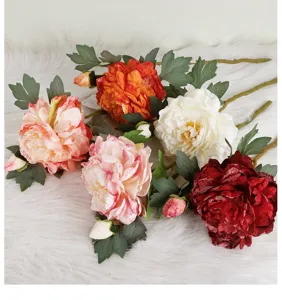 Fleurs artificielles de pivoine en soie gros plan, style peinture à l'huile pour déco de table.