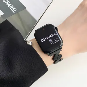 Edelstahl Wellen Uhrenarmband Detailansicht kompatibel mit Apple Watch, elegantes schwarzes Metall.