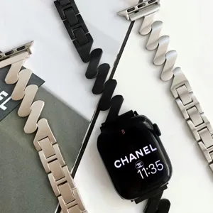 Detailansicht des stilvollen Edelstahl Wellen Armbands kompatibel mit Apple Watch Uhren.