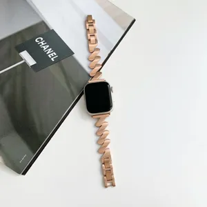 Detailansicht des roségoldenen Wellen-Edelstahl-Metall-Uhrenarmbands für Smartwatches.