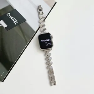 Detailansicht des Edelstahl Wellen Armbands, elegantes Metallglied Design für Smartwatch.
