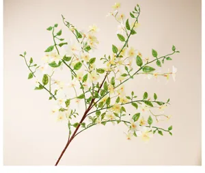 Kunstmatige jasmijn bloementak detailopname, realistische groene bladeren witte bloemblaadjes decor.