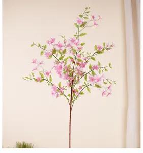 Kunststof roze bloementak detail, elegante neppe bloemsteel voor binnenhuis- en hoteldecoratie.