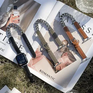 Nahaufnahme Detail des Edelstahl Ketten Leder Uhrenarmbands passend fuer Apple Watch.