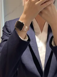 Bracelet de montre perle strass élégant compatible avec Apple Watch design de luxe détail.
