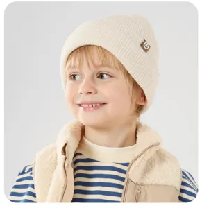 Gros plan détaillé du bonnet bébé chaud en tricot beige doux, style double couche confortable.