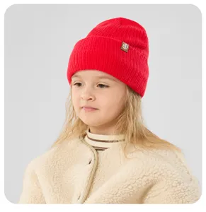 Bonnet tricoté rouge confortable pour bébé avec doublure polaire, chaud pour l'hiver.