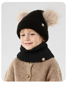 Ensemble bonnet et tour de cou tricotés d'hiver pour enfants avec pompons, chaud et doux.