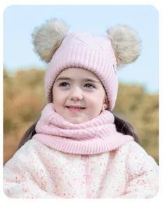 Ensemble bonnet tricoté et écharpe d'hiver pour enfants avec pompons, style rose confortable.