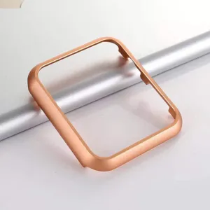 Vue détaillée du boîtier de pare-chocs en aluminium or rose pour montre, design élégant.