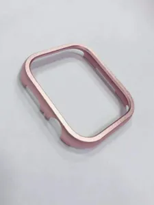 Vue detaillee du cadre de protection rose en alliage d'aluminium pour montre connectee.