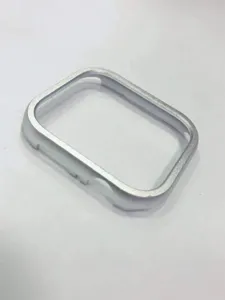 Détail de coque de protection en alliage d'aluminium argenté pour montre connectée, beau.
