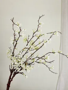 Dettaglio ramo di fiori di palla di neve artificiale, decorazione per la casa pianta verde.