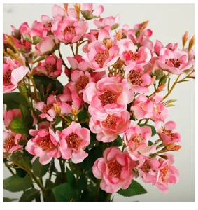 Gros plan détaillé d'un bouquet de roses artificielles roses, idéal pour la déco de mariage.