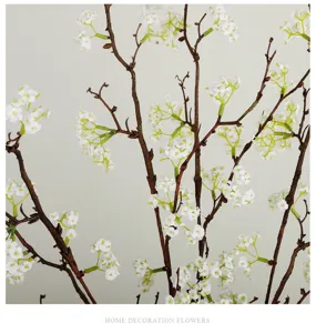 Rami di fiori artificiali per decorazioni domestiche e design, steli floreali bianchi.