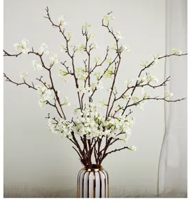 Rametto di fiori di salice delle nevi artificiale dettaglio per decorazioni casa, elegante.