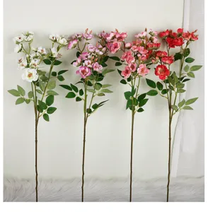 Fleurs artificielles de roses à 4 branches pour décoration de mariage style champêtre.