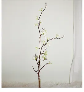 Vista dettagliata di un ramo di fiori bianchi artificiali per la vostra decorazione.