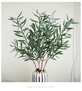 Magnifiques rameaux d'olivier artificiels dans un pot blanc pour décoration intérieure.