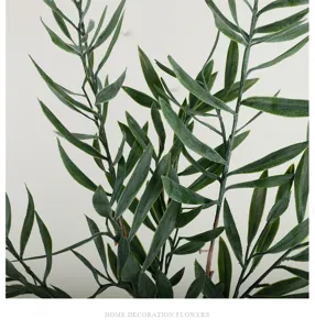 Detail de faux feuillage de branche d'olivier pour decoration interieure mariage.