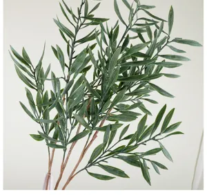 Détail en gros plan d'une branche d'olivier artificielle, feuilles vertes pour déco intérieure.