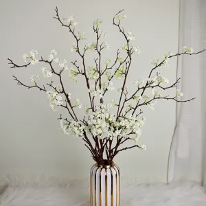 Bouquet di fiori artificiali stile nordico con vaso ceramica per decorazione d'interni.