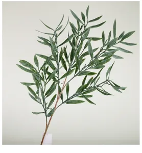 Détail de branche d'olivier artificielle, feuilles vertes et tige brune, déco parfaite.