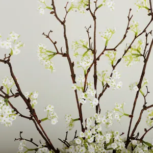 Rami di fiori artificiali bianchi stile nordico decorazione d'interni floreale.