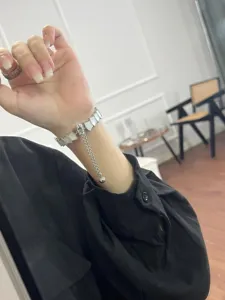 Μεταλλικό λουράκι Apple Watch λεπτομερής όψη με λεπτό σχεδιασμό σε σχήμα βεντάλιας