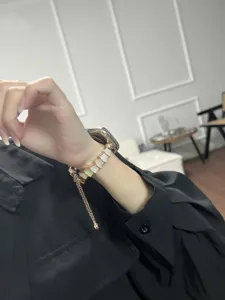 Μεταλλικό λουράκι Apple Watch με λεπτομέρεια σχεδίου βεντάλιας και πολυτελές φινίρισμα.