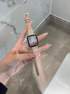 Bracelet en cuir rose avec perles et strass en détail pour montre, design élégant.