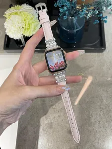 Vue détaillée du bracelet en cuir rose de luxe avec perles et strass pour Apple Watch.