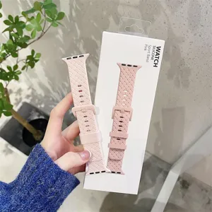 Detailansicht des rosa Silikon geflochtenen Uhrenarmbands mit praktischer Schnalle und Box.
