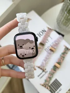 Detailansicht des eleganten weißen Harz Blüten Armbands im Gliederdesign für Apple Watch.
