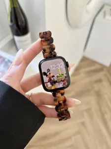 Detailaufnahme des Schildpatt Harz Armbands mit blütenförmigen Gliedern und glänzendem Finish.
