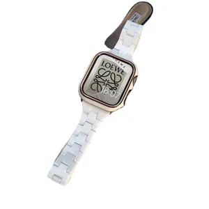 Witte hars smalle taille Apple Watch bandje met gouden kast stijlvol en modieus ontwerp.