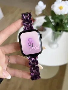 Nahaufnahme eines dunkelvioletten Harz-Gliederarmbands mit einem eleganten floralen Design.