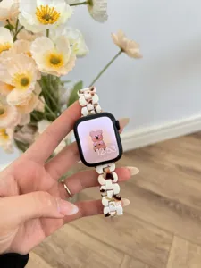 Stilvolles Blumen-Harz Ersatzarmband kompatibel mit Apple Watch, elegantes Uhrenaccessoire.