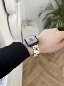 Detailansicht des Harz Blumen Uhrenarmbands für Smartwatch, elegantes Sommer Accessoire.