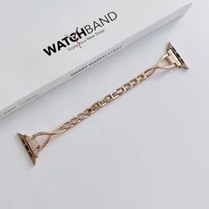 Detailansicht des eleganten roségoldenen Metallketten-Uhrenarmbands mit Drehdesign für Smartwatches.