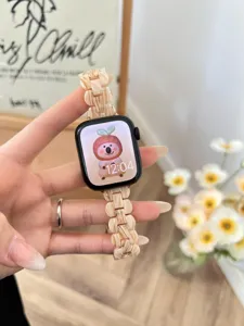 Detailaufnahme eines stilvollen Uhrenarmbands aus beige marmoriertem Harz mit Gliedern.